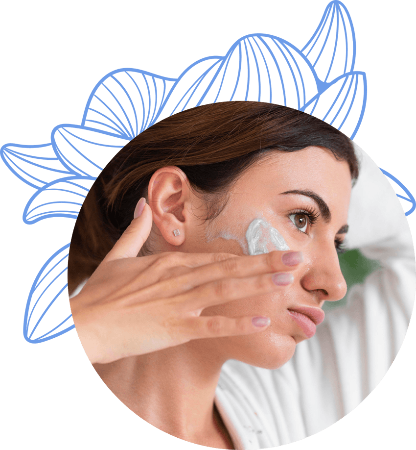 Mujer aplicando crema facial en su rostro con movimientos suaves, mientras observa su reflejo con atención.