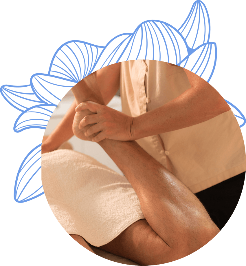 Terapeuta realizando un masaje en la pierna de un cliente, destacando el enfoque del centro de estética en el bienestar físico y la relajación.