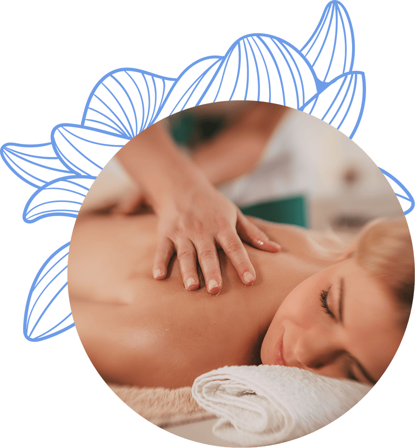 Mujer recibiendo un masaje relajante en la espalda, representando el compromiso del centro de estética con el bienestar y la belleza.