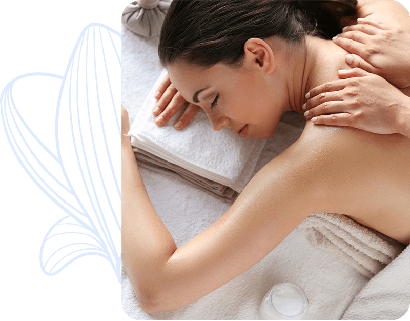 Mujer recibiendo un masaje de espalda relajante, con las manos de un profesional aplicando presión en sus hombros.