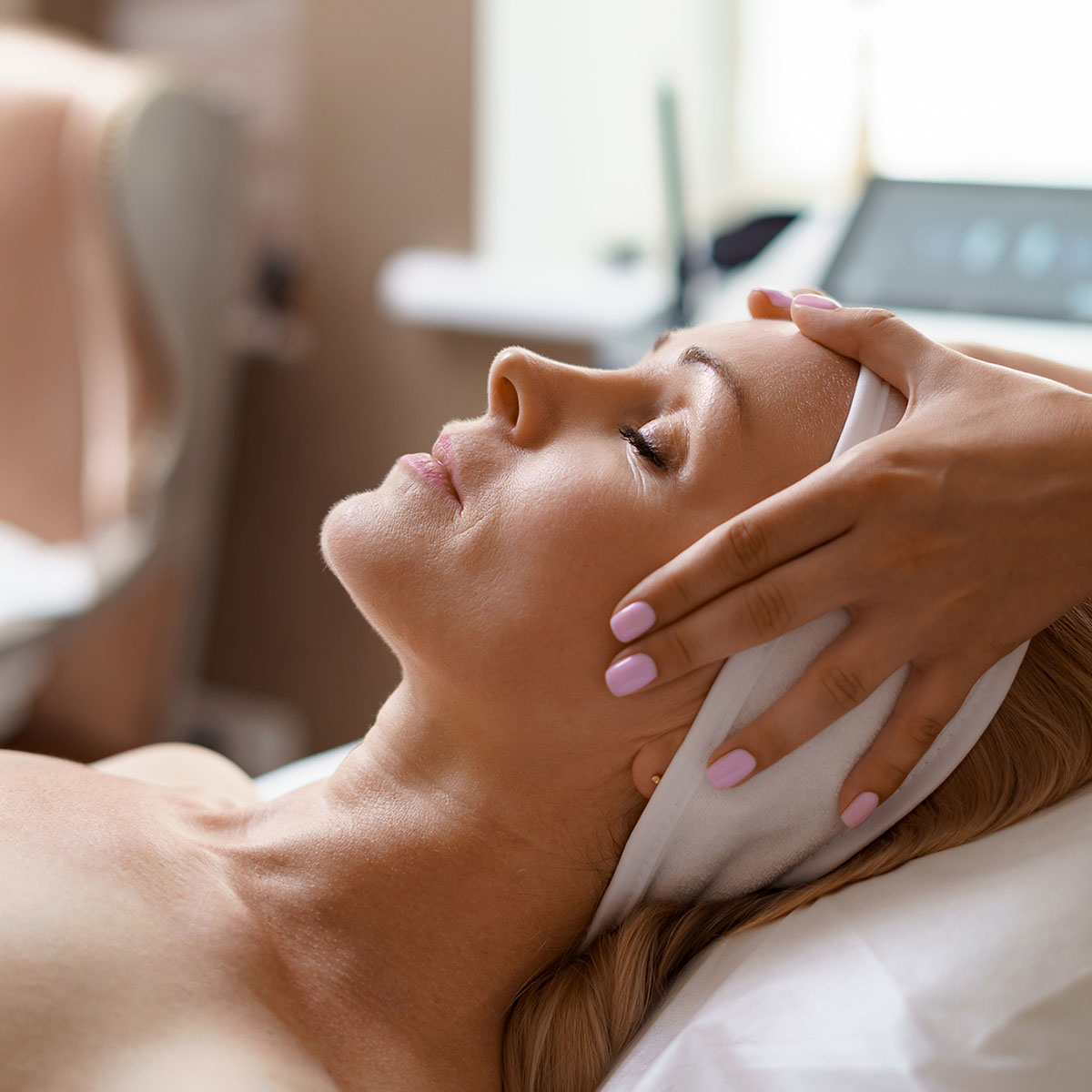 Masaje facial a una clienta, con un ambiente relajante que refleja el enfoque del centro en el bienestar y la estética.